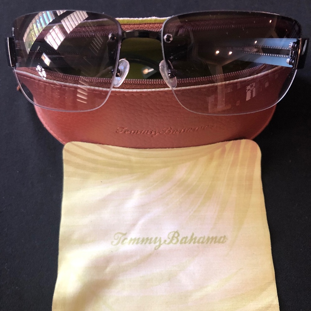 TOMMY BAHAMA SUNGLASSES WITH CASE AND DUST. LOTH